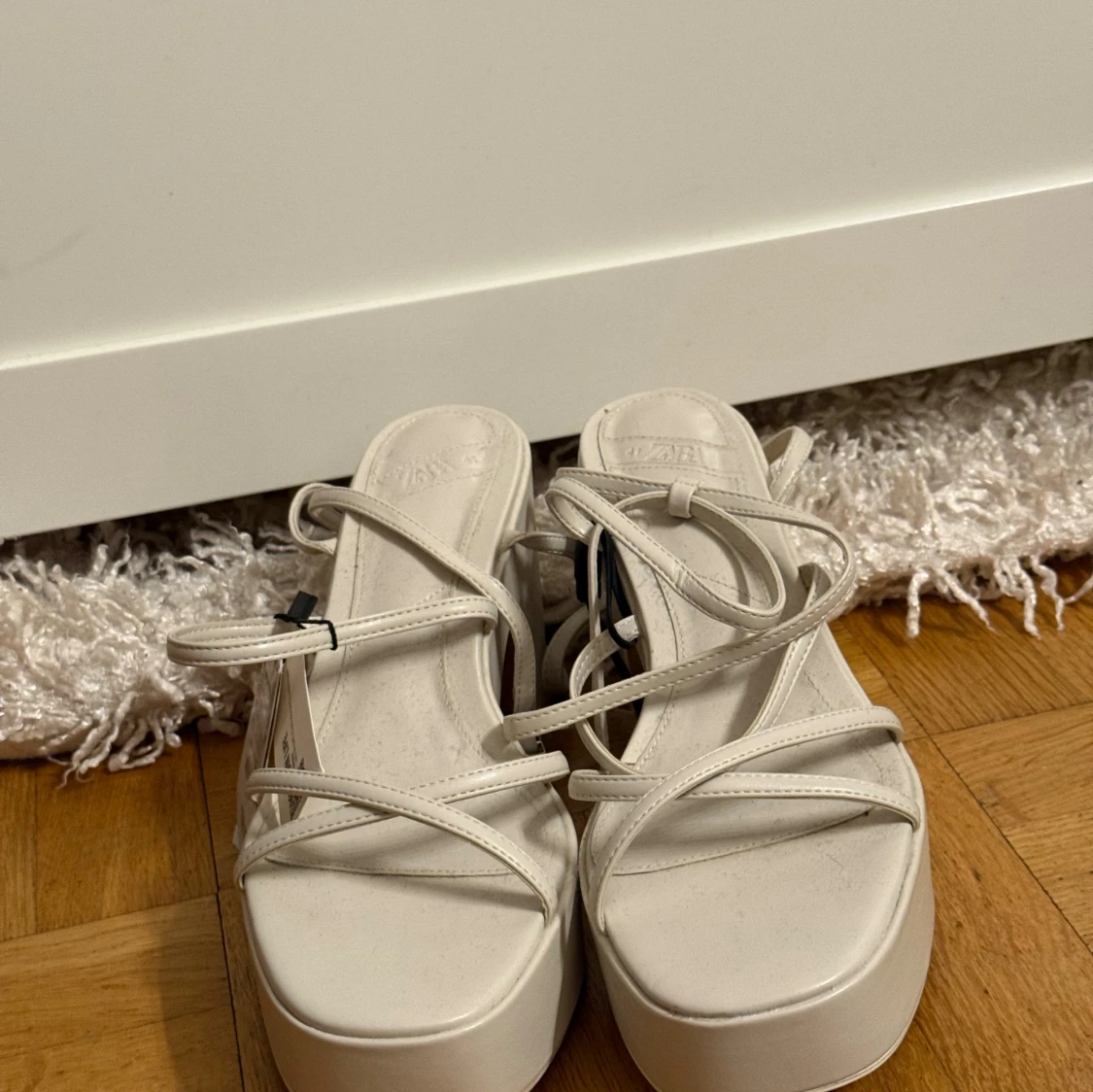 Vita platåsandaler med klack från Zara - 2