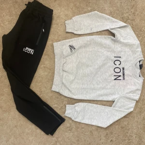 Grå ICON sweatshirt från Dsquared2 - Snygg grå sweatshirt från Dsquared2 med svart text 'ICON IBRAHIMOVIC' framtill och en stor grafisk print på ryggen. Tröjan har rund hals, långa ärmar och ribbade muddar. Perfekt för dig som gillar streetstyle och vill sticka ut.