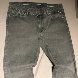 Replay Hyperflex grå jeans, stl 32/30 - Snygga Replay Hyperflex jeans i grå tvätt med klassisk femficksdesign och diskreta detaljer. Modellen är slim och stretchig för en bekväm passform. Perfekta för dig som gillar stilrena och moderna jeans med lite edge.