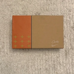 Nike Air Max 95 TT svart/gul 42 - Nike Air Max 95 TT sneakers i svart med gula detaljer och broderad grafik på sidan. Skorna har synliga Air Max-enheter med gula inslag, klassisk vågig design och snörning. Ovandelen är i syntet och skinn för en clean och (storlek 42 igentligen men passar inte på mig så skulle sagt 41)