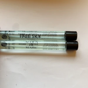 Real Time parfym duo - Två smidiga parfymstick från Real Time: Free Sky for Women och Acqua di Mare. Perfekt storlek för väskan och snabba doftbyten. Volym: 15 ml per flaska. Enkelt att ta med överallt. Ca 50% kvar i båda 