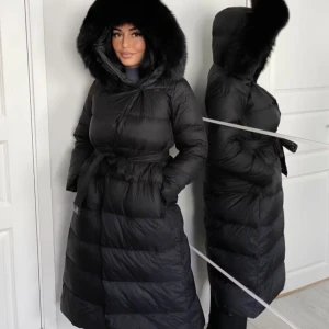 LEAH JACKET BLACK - Används 2/3gånger. Köpte hos femenina of sweden. Köptes för 3899 säljer den för 3200kr