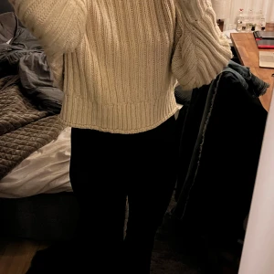 Beige stickad tröja - Säljer en chunky beige stickad tröja från H&M i storlek M. Tröjan har breda ribbade detaljer, långärmad design och en loose fit. Fråga gärna om fler bilder eller info!