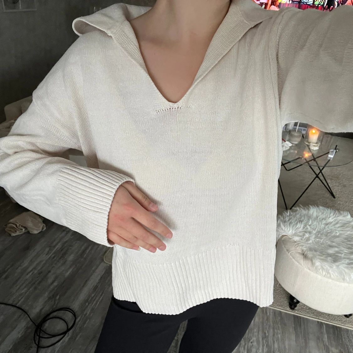 Beige stickad tröja med krage