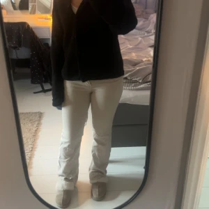 beiga bootcut byxor  - beiga bootcut jeans i storlek 36, passar nog 34 också. använt 2 ggr 💓