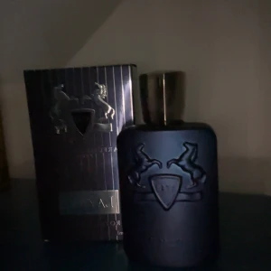 Parfums de marly layton - Stilren parfym från Parfums de Marly med en mörkblå flaska och exklusiv känsla. Perfekt för dig som vill sticka ut med en lyxig och elegant parfym. Pris är inte hugget i sten. Om jag skulle gissa är det 115 ml kvar men vid intresse kan jag ta bild med ficklampa