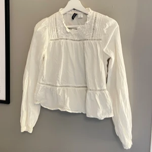 Vit blus  - Skit söt vit blus💗aldrig använd, nypris 300