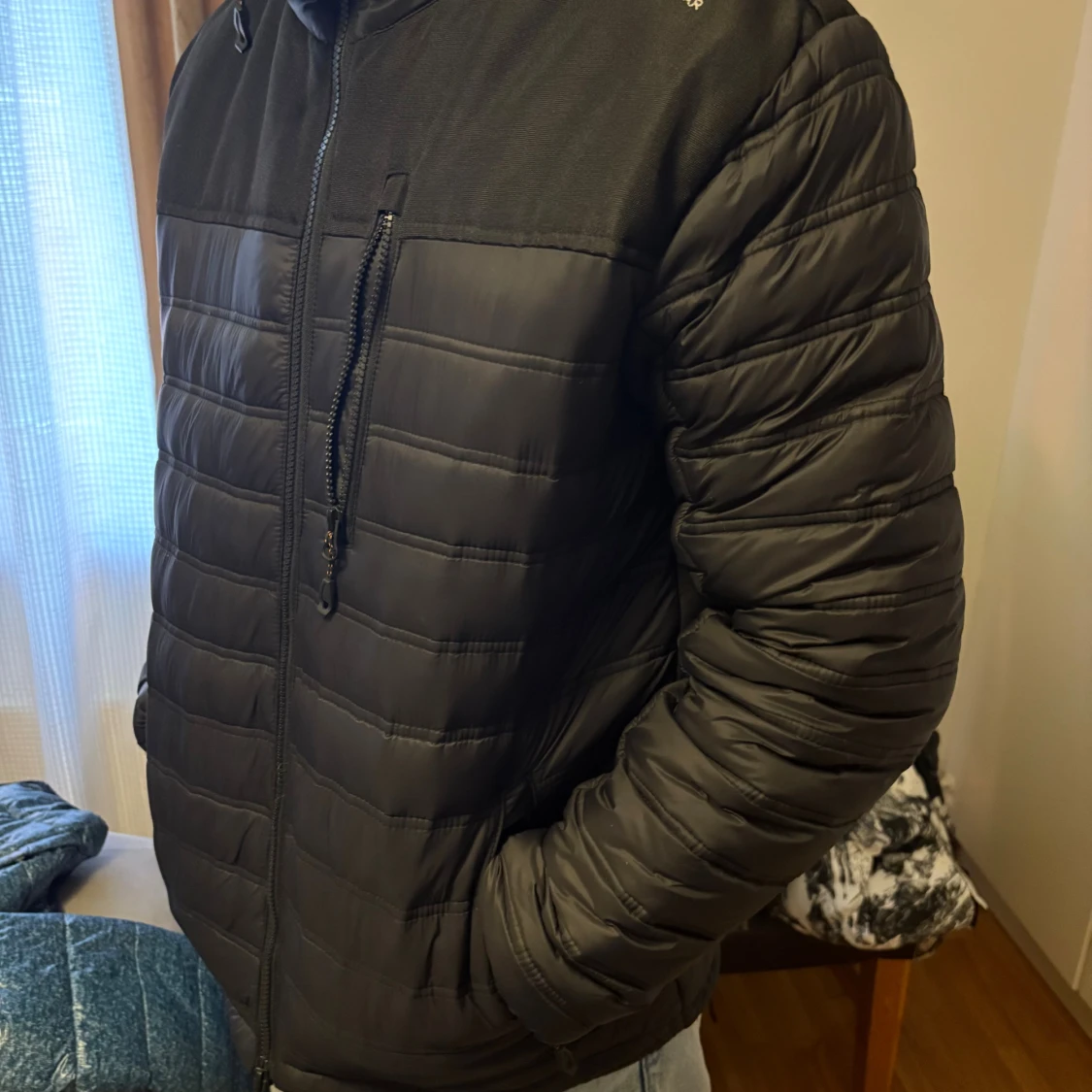 Svart pufferjacka från Bluewear Pro