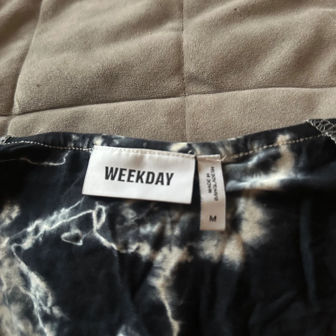 Svartvit croppad blus från Weekday - 3