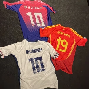 Fotbolls tröjor - Få alla 3 i ett pris. Kan säljas styck! Nytt skick på alla