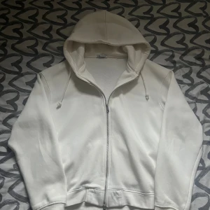Zara Hoodie - Vit zip hoodie från Zara i storlek XL. Använd ett fåtal gånger. Den passar och ser ut som nyskick.