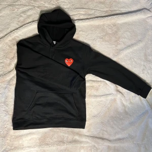  Comme des Garçons hoodie - Säljer min svarta Comme des Garçons hoodie i stolek M.                                                                                    ✅skriv för frågor, mått eller mer bilder ✅