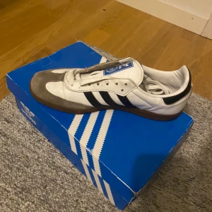 Skor - Säljer åt en vän. Dom är som nya då dom bara är använda inomhus och tvättade. Storleken är 42,5