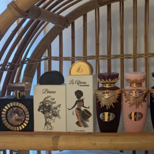 Lattafasplit 🌸 - Splittar mina Lattafaparfymer i glasdekanter med spray✨️Obs❣️säljer ej hela flaskan✨️3 ml-25 kr, 5 ml-45 kr✨️Skriv vilka du önskar så lägger jag ut som ett paket, just ny finns möjlighet till fri frakt✨️Dessa finns:Nebras🔅Breeze🔅La african drummer🔅Sakeena🔅Haya🔅Emaan🔅Eclaire banoffi🔅Victoria🔅Habik🔅Mayar natural intense 🔅Qimmah🔅Ansaam gold 