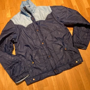 Jacka 70-80-tal - Jacka med avtagbara armar  Har ett par brännhål på ena armen  Ingen strl men ca M dam eller XS herr