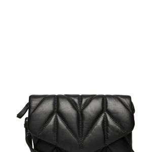 Ny Svart quiltad axelväska från Markberg - Snygg svart axelväska från Markberg i äkta skinn med coolt quiltat mönster. Väskan har flera fack och dragkedja, perfekt för att hålla ordning på dina grejer. Stilren design med justerbar rem och Zero Waste Leather-tag.