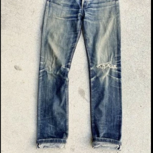 A.P.C. New Standard jeans blå 29 - Säljer ett par klassiska A.P.C. New Standard jeans i mörkblå tvätt, raka ben och fem fickor. Jeansen har en clean look med subtila slitningar och är tillverkade i robust denim. Nu pris runt 2200 mitt pris 899kr. På första bilden ser man hur jeansen kommer att se ut efter lite användning. Pris kan diskuteras vid snabb affär.Fråga på!!