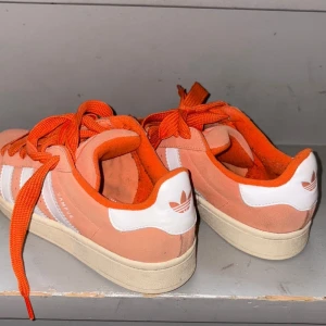 Adidas Campus orange sneakers - Fräscha Adidas Campus sneakers i orange mocka bara använda två gånger!! ✨🔥