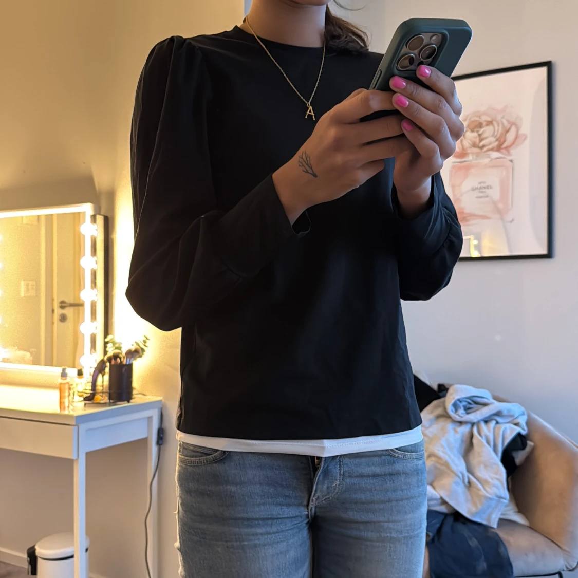 Svart långärmad blus med puffärm