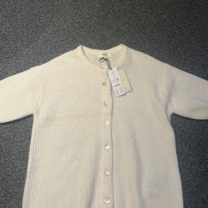 Stickad kofta med kort ärm - Stickad kort ärmad tröja från Ginatricot. Helt ny, endast testad. Nypris 360kr💞