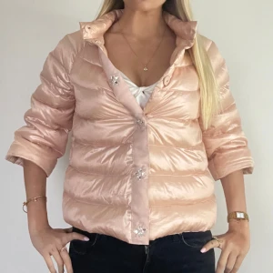 Rosa Herno liknande jacka  - FÖLJ FÖR LIKNANDE💕 rosa Herno liknande jacka som är perfekt för höst och vinter, väldigt varm. Fina detaljer😍 Storlek S i perfekt skick! Tryck köp nu! TK-0071 