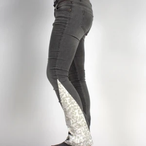 Grå bootcut jeans med leoparddetalj - Passform: midjemått 62 cm och innerbenslängd 77,5 cm💖 Snygga grå bootcut jeans med unika ljusa leopardmönstrade flare längst ned på benen. Jeansen har klassisk femficksdesign, smal passform och låg midja. Instagram och TikTok: marinnoir.uf