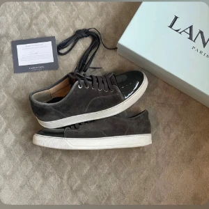 Lanvins - Tjena, säljer nu dessa riktigt snygga lanvin i Stl 43/44 uk9. Dom är i riktigt bra skick. Allt og ingår. Nypris 4500✅Vid minsta funderingar så är det bara att höra av sig//Allt gott