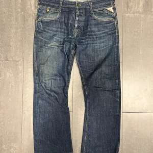 Vintage replay jeans  - Ett par svin coola vintage replay jeans o storlek W34 och L32. Tveka inte att höra av er med frågor och funderingar och även gärna in min profil så kan vi säkert fixa ett sjysst paketpris vid köp av flera artiklar🤩🤩🤩