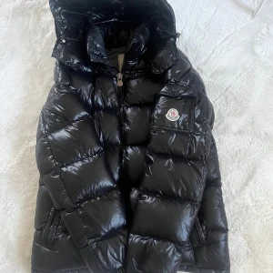 Moncler dunjacka - Säljer min svarta moncler jacka. Den är i jätte bra skick utan hål, fläckar eller andra skador. Säljer billigt då jag inte är säker på om den är äkta, man kan scanna inuti men de är bara att skriva så skickar jag bild på alla lappar så får ni avgöra själva. Vid snabb affär kan pris diskuteras. 