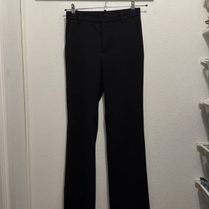 Svarta kostymbyxor  - Dem bästa kostymbyxorna någonsin, tyvärr passar dem mig inte längre. Byxorna är från Lindex i modellen Fiona. Super snygga ! 💕