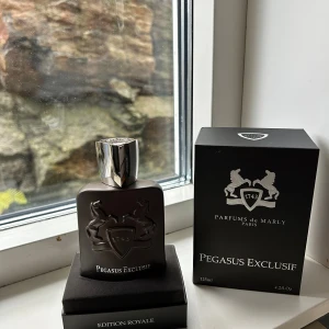 Parfum De Marly Pegasus Exclusif 125ml Parfym - Lyxig och exklusiv parfym från Parfums de Marly, Pegasus Exclusif Edition Royale. Volym: 125ml. Tillverkad i Frankrike. Nypris: 3600. Säljer för 1700🙌 Parfymen är helt oanvänd med något testspray, äkthetsbevis finns vid förfrågan🤝 Skriv gärna vid eventuella frågor!