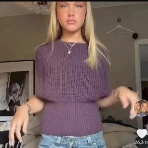 Lila ribbad stickad topp - Säljer en lila stickad topp med ribbad struktur. Modellen är croppad och ärmlös med breda axlar och rund halsringning. Perfekt att styla med jeans för en chill look.