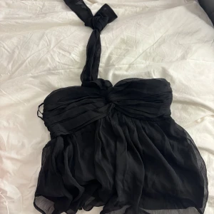 Svart bandeutopp från Nelly - Superfin oanvänd bandeautopp från Nelly! Säljer pga av att den inte kommer till användning! Hör av er om eventuella frågor ❤️