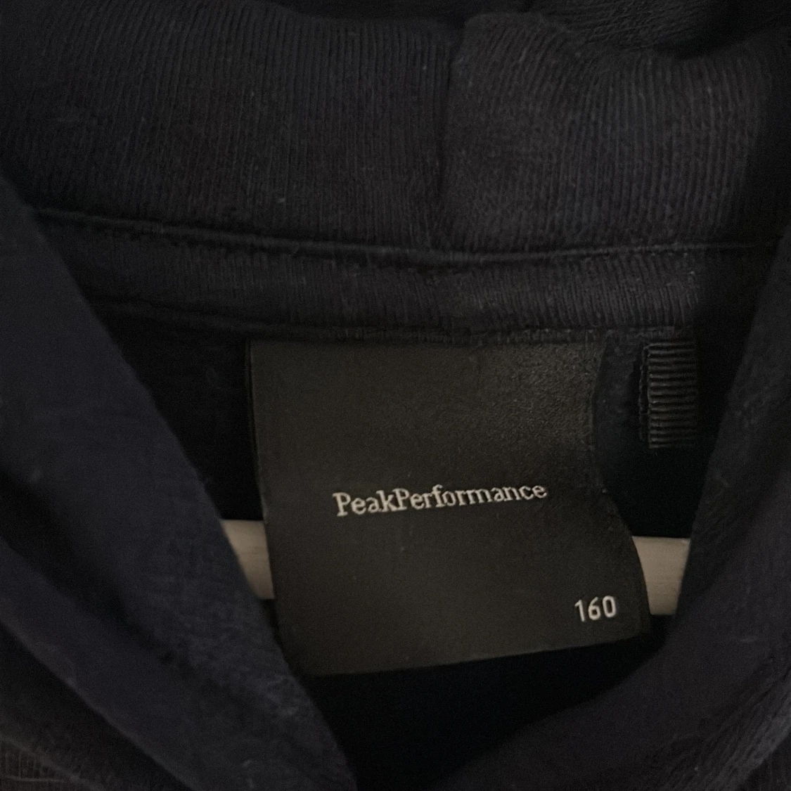 Mörkblå hoodie Peak Performance 160 - 3