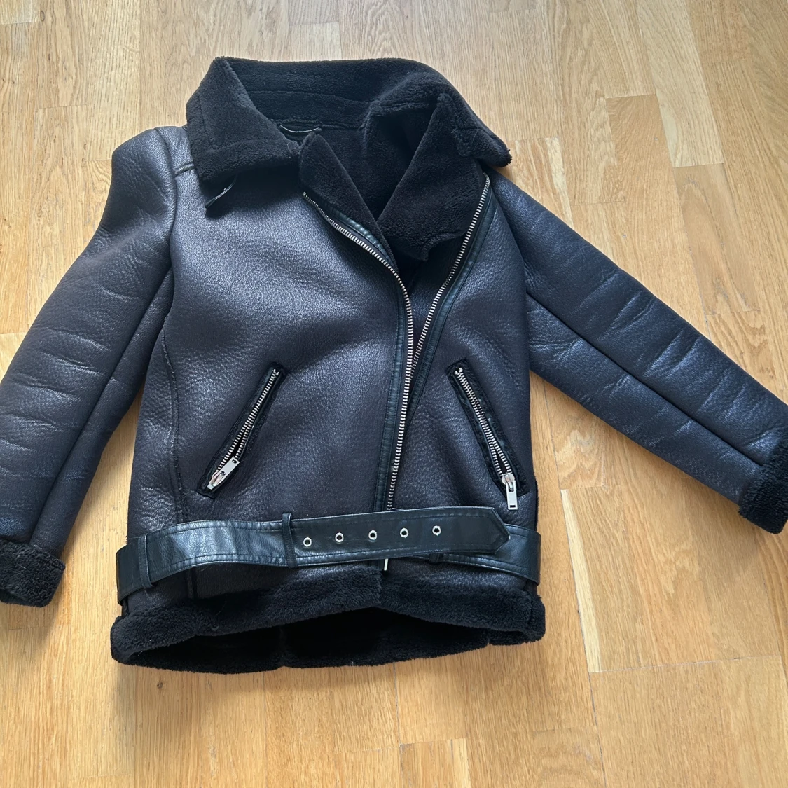 Svart teddyjacka från Zara med bälte