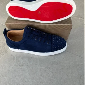 Mörkblå Christian Louboutin skor - Säljer ett par mörkblå skor från Christian Louboutin i storlek 43. Helt nya med ikonisk röd undersida! Box, äkthetsbevis, nitar och skopåse ingår! Priset är ej hugget i sten och kan prutas ner aningen vid snabb affär. Vid frågor eller funderingar tveka inte på att höra av dig! 🤝🤝