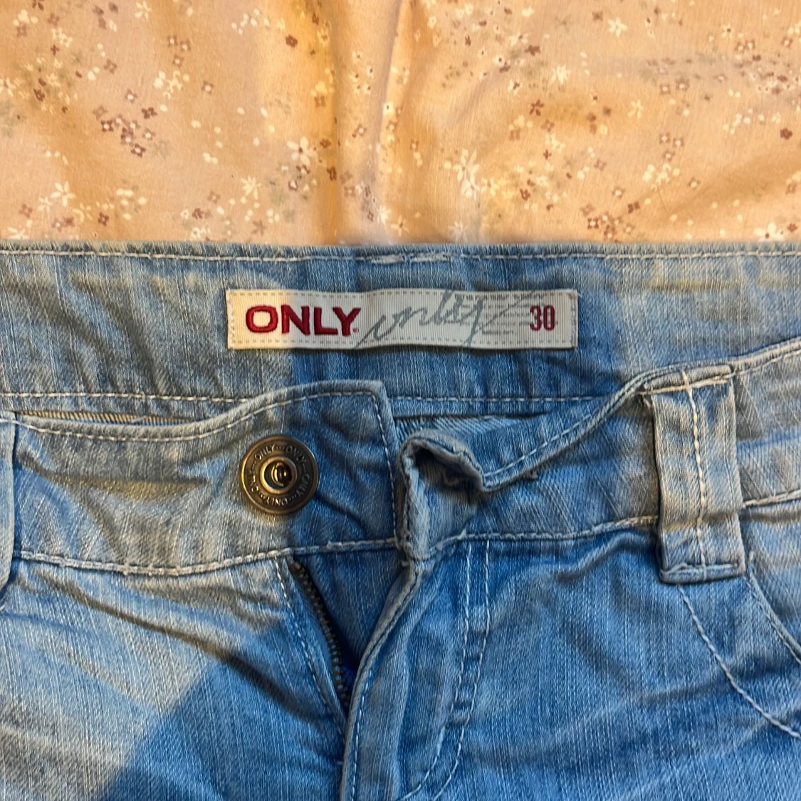 Blå lågmidjade jeansshorts från ONLY - 2