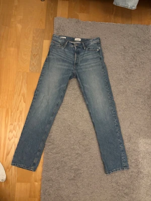 Blåa jeans från Jack and Jones  - Blåa jeans från Jack and Jones i väldigt bra skick.
