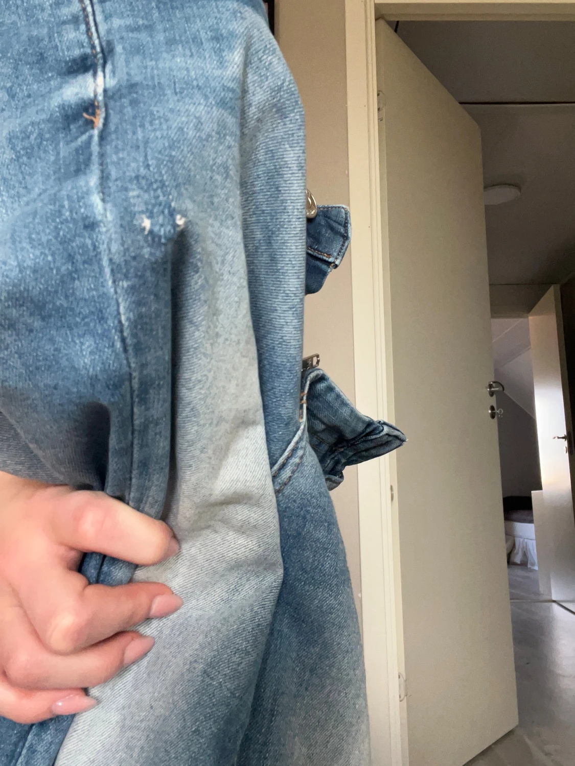 Bootcut ljusblå jeans med slitningar - 4