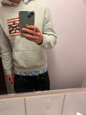 Grå Hoodie från Ralph Lauren - En grå hoodie från Ralph Lauren. Bra men använt skick. Saknar snören och är lite sliten kring kragen (se sista bild). Storlek S. Hör av er ifall ni har några frågor!