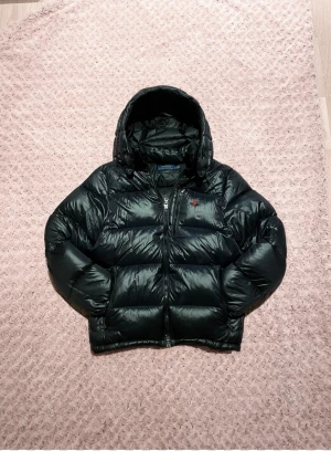 Ralph lauren jacka  - Tja, säljer nu min glansiga Ralph lauren jacka i färgen svart! Inget fel på den men säljer den pga att jag inte tycker den är värd pengarna. Köpt på vestiaire collective. Skick 9/10!  Storlek S och passar ungefär 180-185cm. Bara att höra av sig om man undrar nånting! 