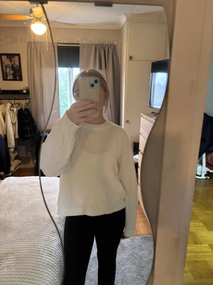 Vit stickad tröja från 157 - Vit stickad tröja från 157 i storlek M. Tröjan har en klassisk rund halsringning och är ribbstickad i ett mjukt material. Endast använd 4ggr