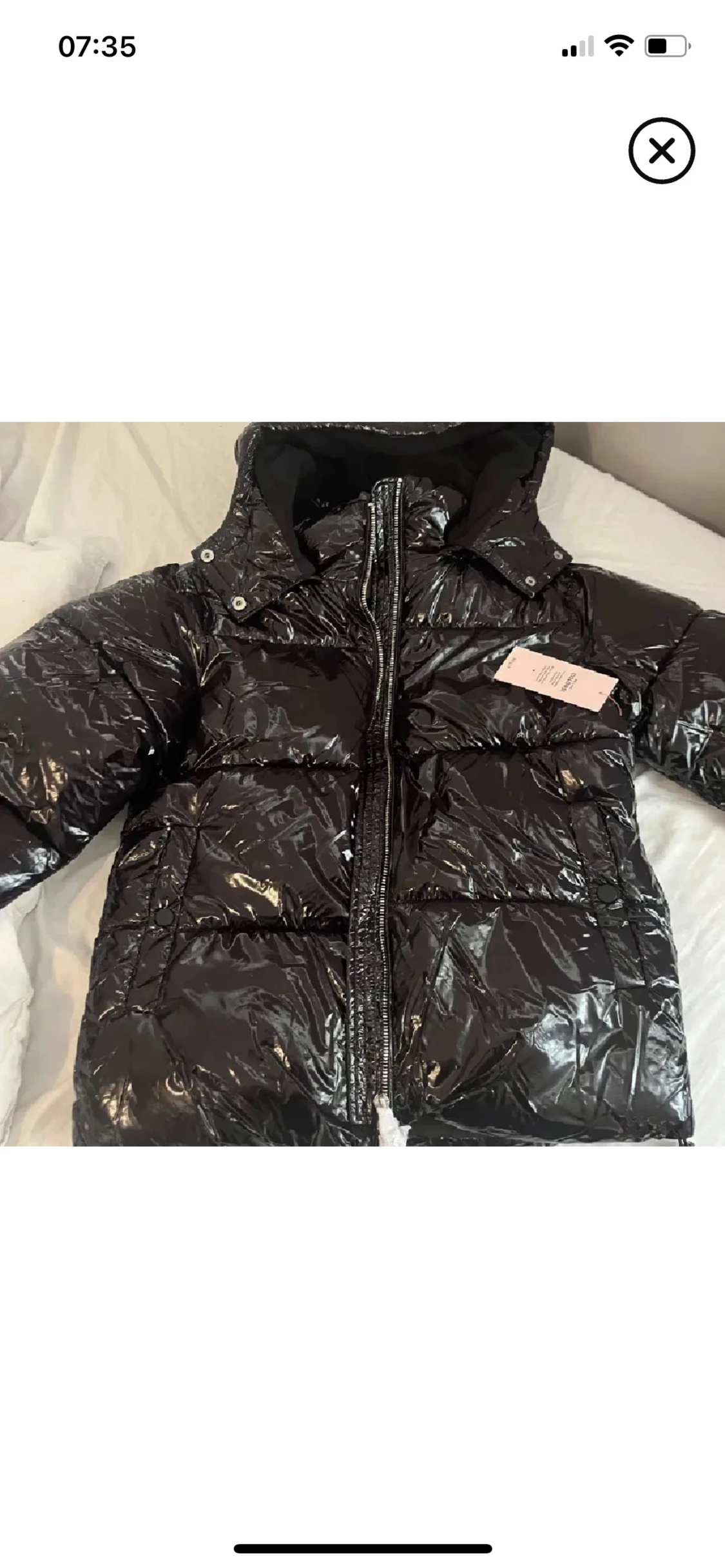 Glansig svart pufferjacka från Nelly