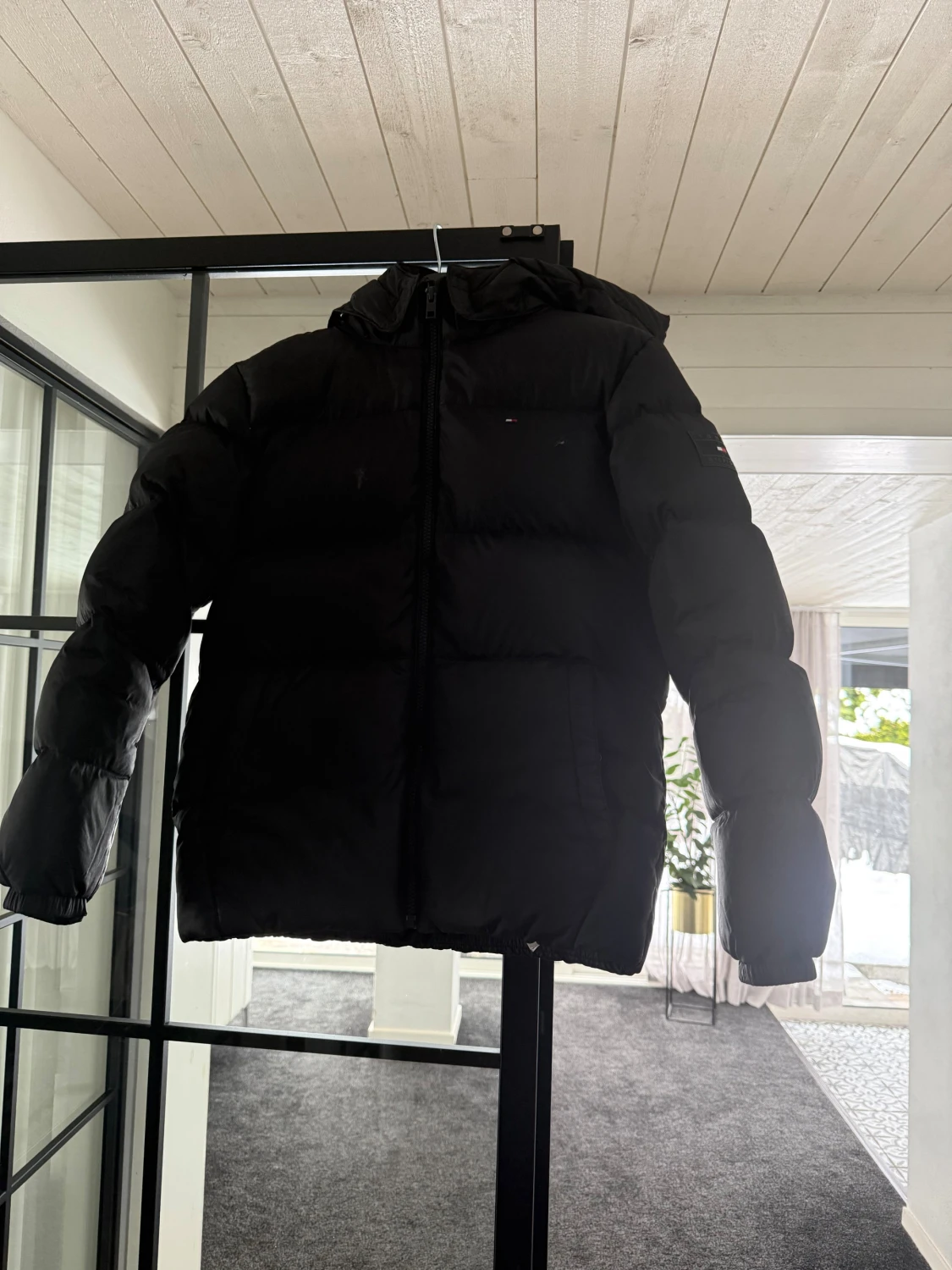 Svart pufferjacka från Tommy Hilfiger - 3