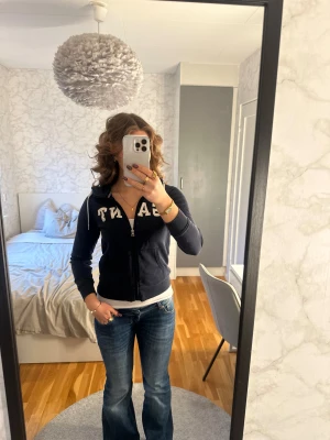 Marinblå tröja💘 - En marinblå gant zippup i storlek XS, som jag köpt från vinted🎀Aldrig använd av mig✌🏻