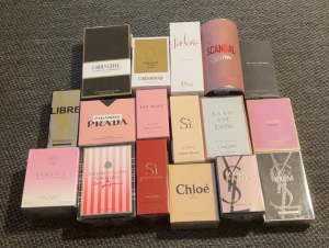 Exklusivt parfymset med 17 favoriter - Samling med 17 populära parfymer från märken som Chanel, Dior, Prada, YSL, Versace, Chloé, Giorgio Armani, Rabanne och Victoria's Secret. Perfekt för dig som vill testa olika ikoniska dofter från världens mest kända varumärken. Volymer synliga: 90 ml, 100 ml, 75 ml, 80 ml, 50 ml, 30 ml.