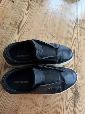 Svarta sneakers Axel Arigato skinn - Svarta sneakers från Axel Arigato i slät skinn.💕