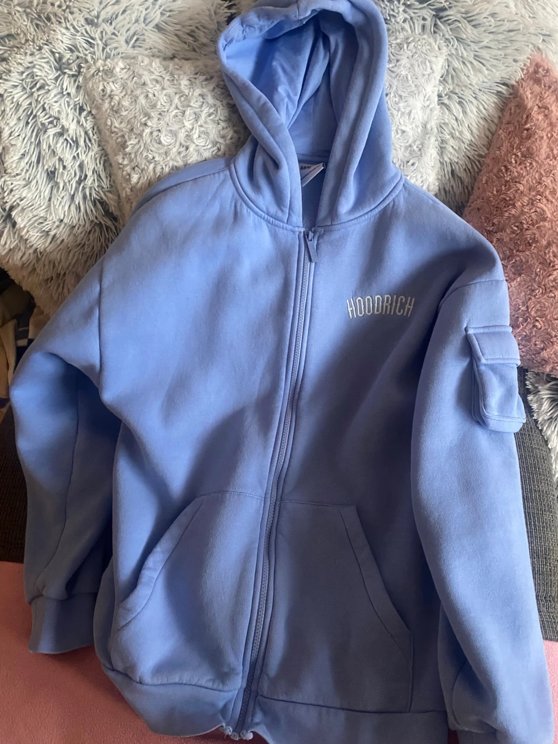 Blå hoodie från Hoodrich med ficka