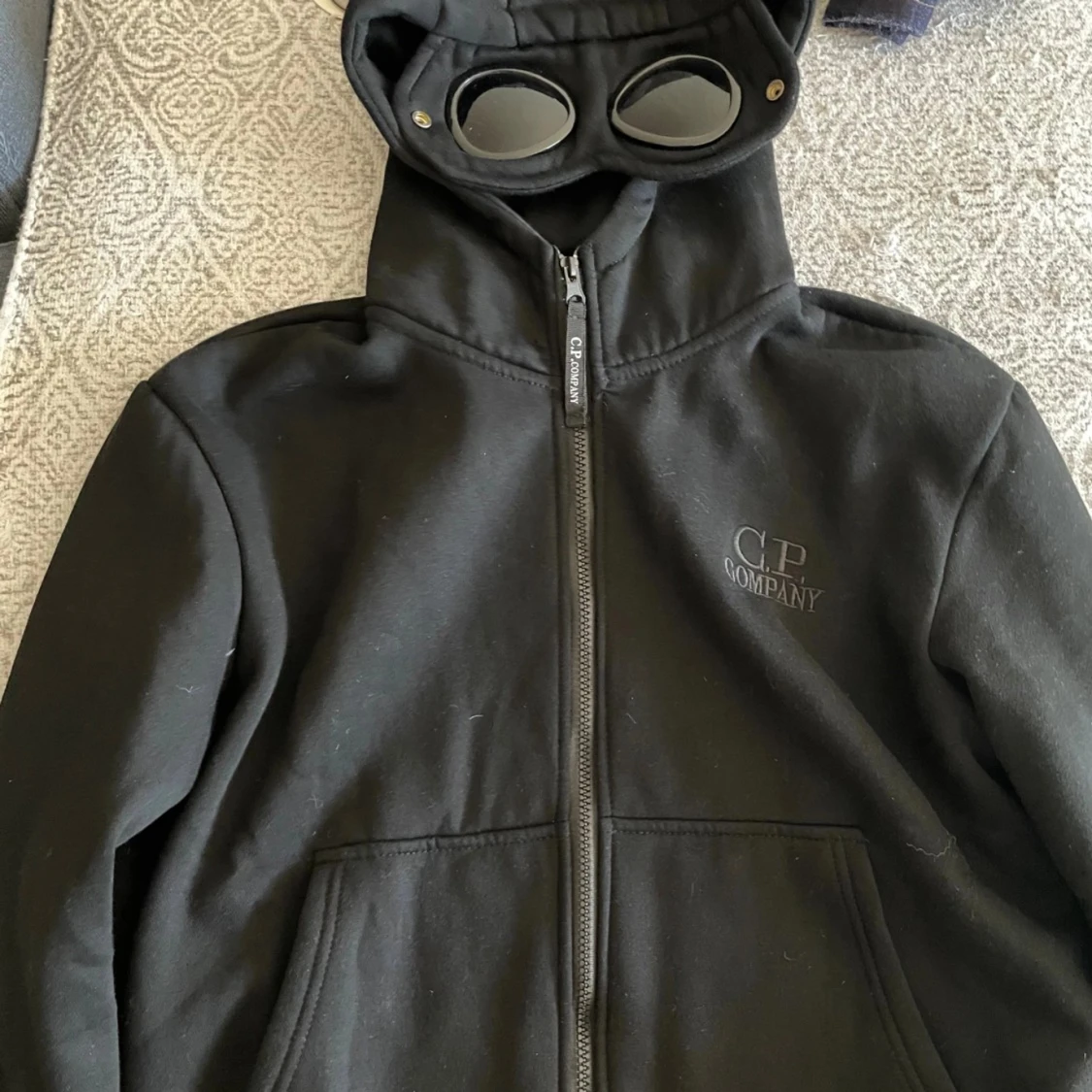 Svart hoodie med goggles från C.P. Company