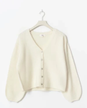 Vit kofta med v-ringning från Gina Tricot - Mysig vit kofta från Gina Tricot med v-ringad hals och knappar framtill. Koftan är stickad och har långa ärmar med lätt oversized passform.🩷 Använt fåtal gånger, så har därmed bra skick💖 Storlek S. Skriv för fler bilder🩷